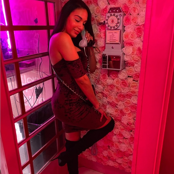 Burgundy crushed velvet off the shoulder dress - Picture 1 of 7